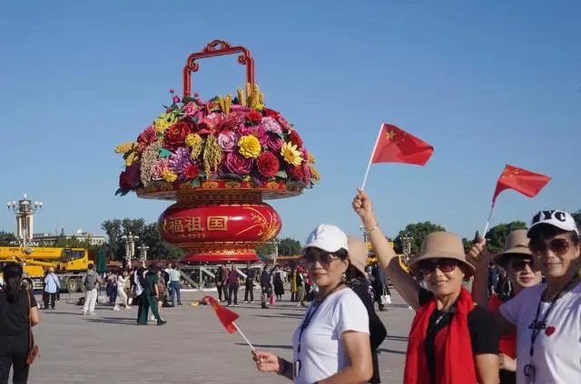 “祝福祖国”巨型花篮亮相天安门广场