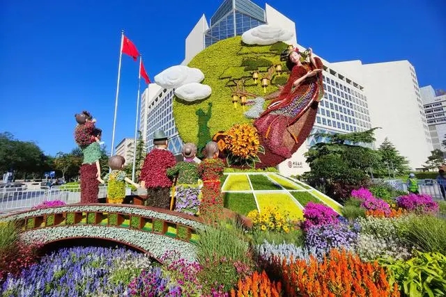“祝福祖国”巨型花篮亮相天安门广场