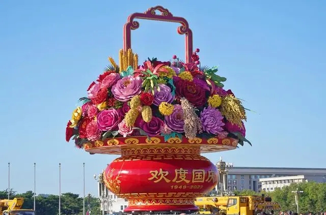 “祝福祖国”巨型花篮亮相天安门广场